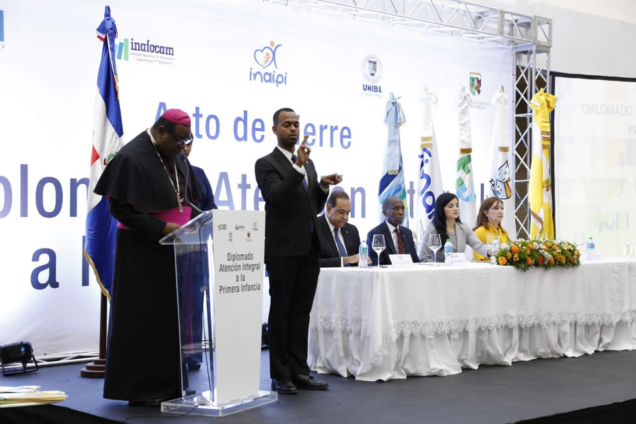 Monseñor Jesús Castro Marte, Rector de la UCSD, de pie en podium se dirige a los asistentes